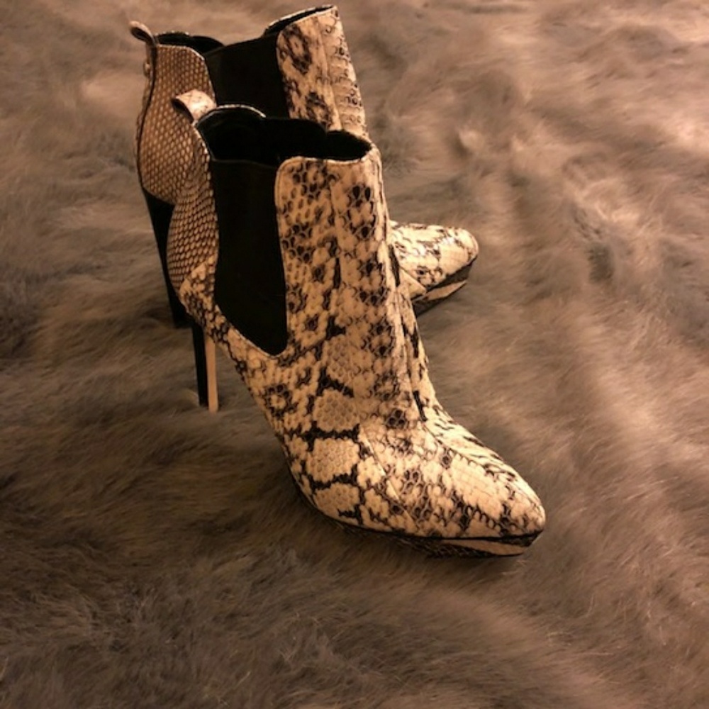 Michael kors boots
Size 6 paid $200+